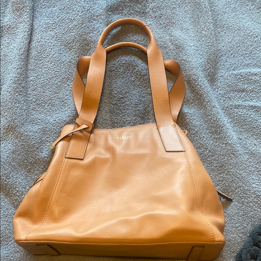RADLEY LONDON Versatile Tan Leather Tote with Slouchy Design